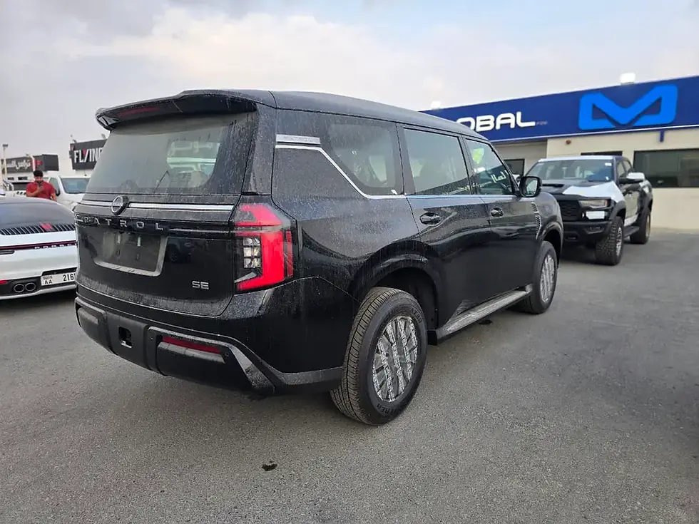 Miniature : SUV noir, vue arrière, GLOBAL M sur le bâtiment bleu.