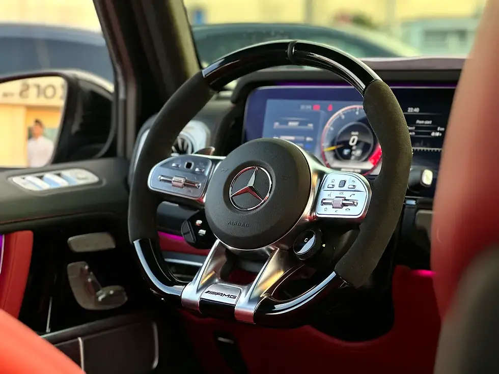 Miniature : Volant sport Mercedes-Benz AMG, intérieur luxueux avec accents rouges.