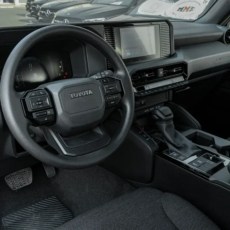 Miniature : Intérieur de voiture moderne, volant avec texte TOYOTA, tableau de bord.