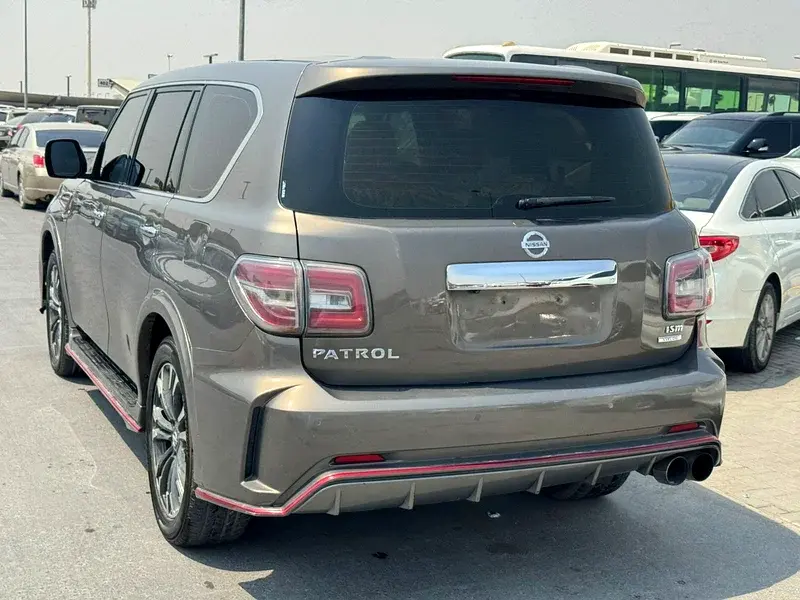 Miniature : Vue arrière SUV Nissan Patrol gris, texte PATROL, détails rouges.