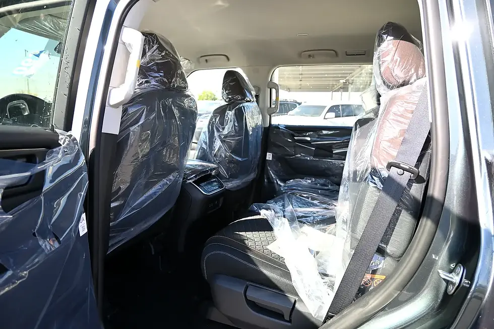 Miniature : Intérieur des sièges arrière d'un véhicule neufs recouverts de plastique protecteur.