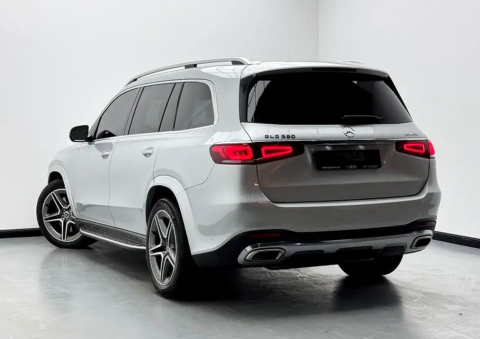 Miniature : SUV Mercedes-Benz GLS 580 argenté, vue arrière, intérieur clair.