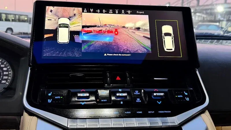 Miniature : Écran de voiture affichant vue 360 et alerte "Please check the surround!".