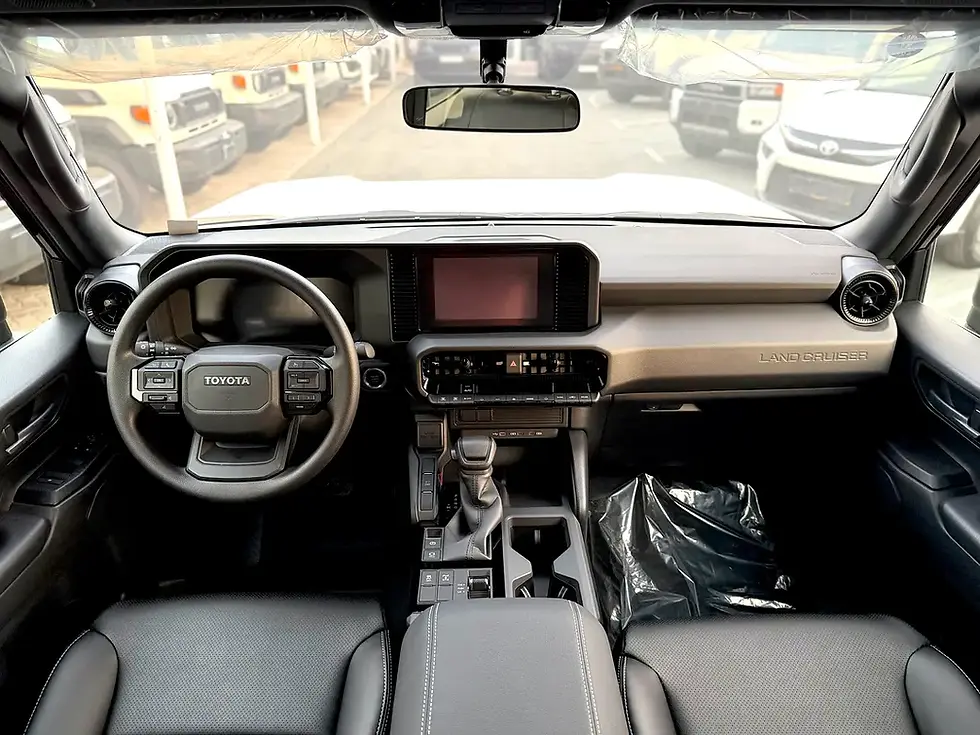 Miniature : Intérieur de voiture moderne avec volant Toyota et grand écran central.