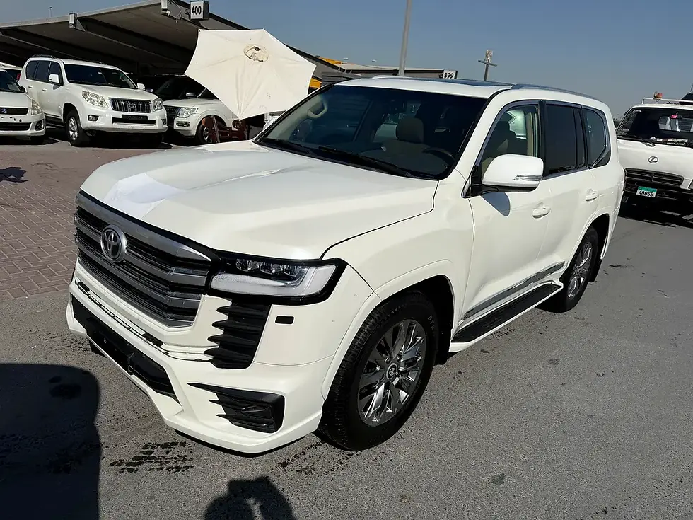 Miniature : Grand SUV Toyota blanc stationné, extérieur ensoleillé, concessionnaire automobile.