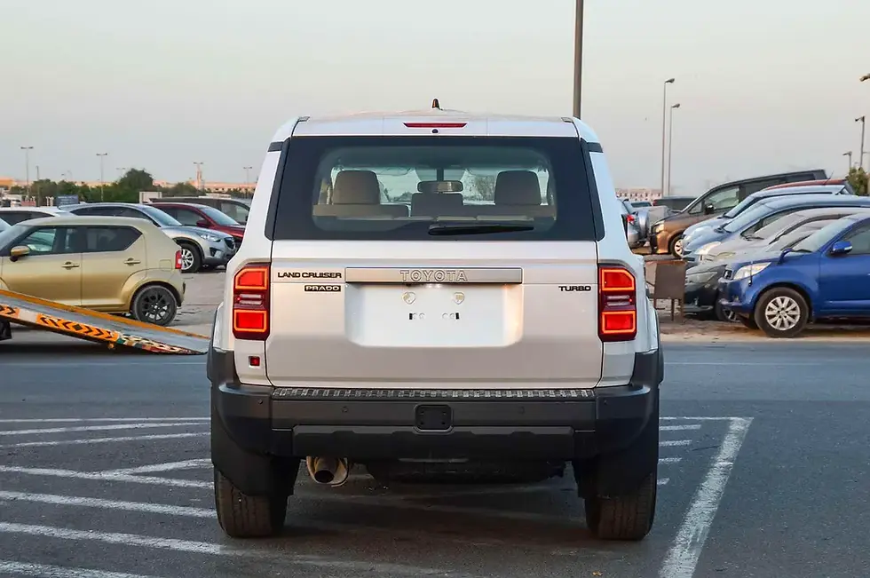 Miniature : Vue arrière d'un SUV argenté Toyota Land Cruiser Turbo dans un parking.