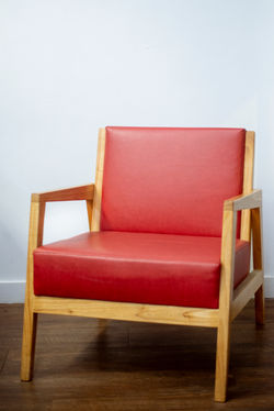 Silla vacia roja