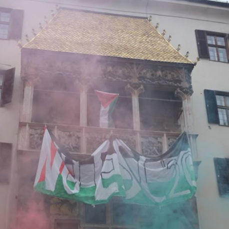 Aktion am Goldenen Dachl in Innsbruck: „Nein zum ESC 2026!“