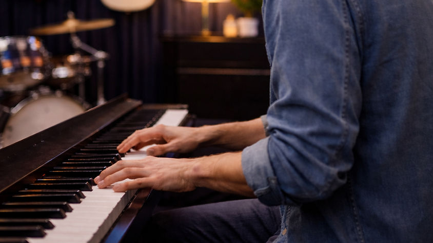 grabación de una canción en estudio musical en Madrid con músico en directo