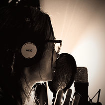Artista emocionado tras grabar su propia canción en YourSong