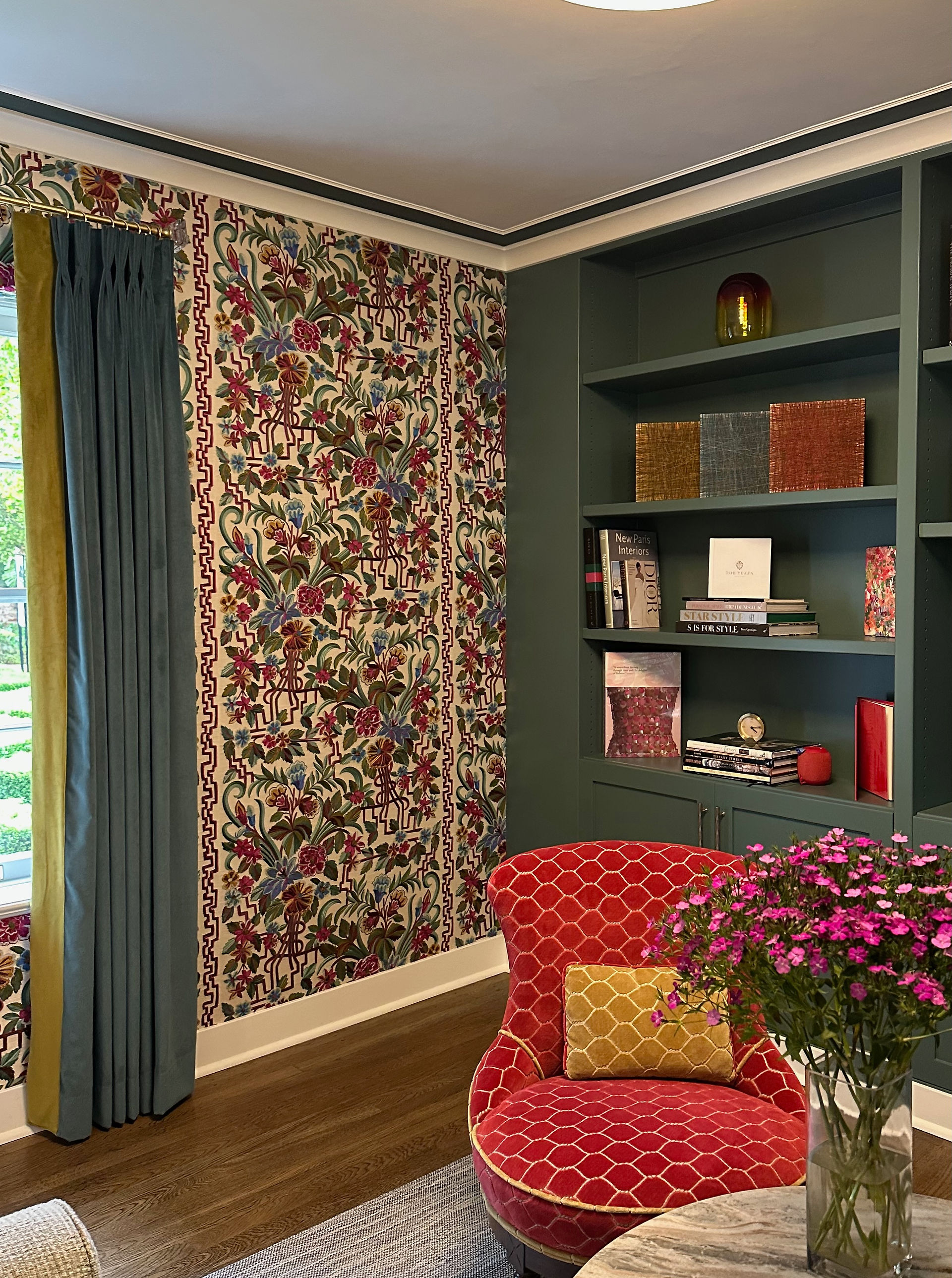 Looking for wallpaper inspiration? At Simopoulos Designs, a Sacramento interior designer studio, we’re spotlighting the designs that bring architecture and artistry into balance.