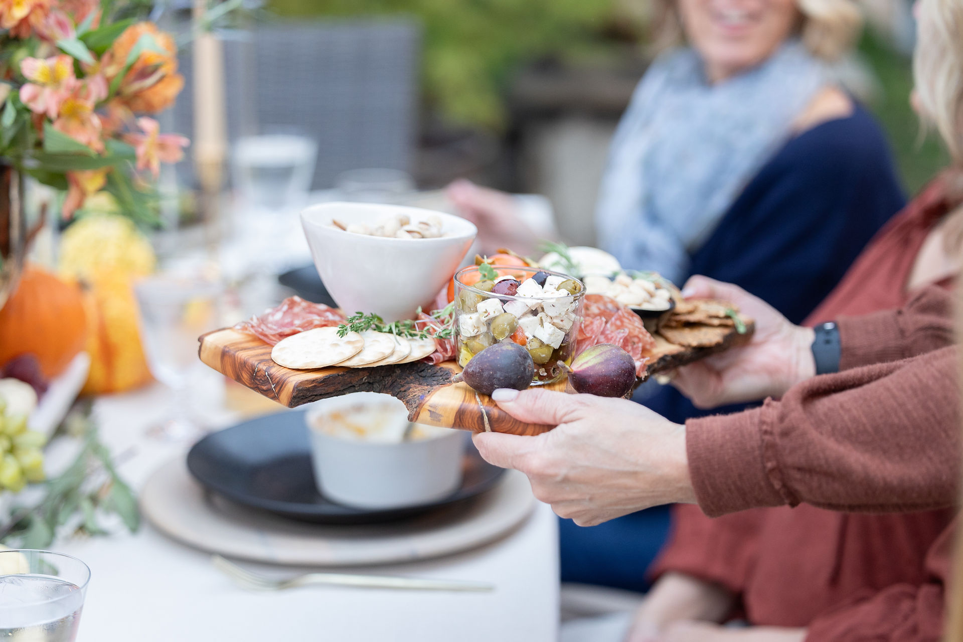 simple fall charcuterie, outdoor fall dining, fall dinner party, simopoulos designs