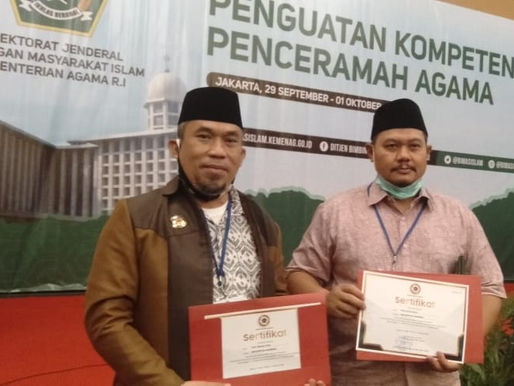 Dewan Penasehat Dai Kamtibmas Nasional,  Ir. KH Asari Akbar MM Menerima Sertifikat Dari Kemenag Pusa