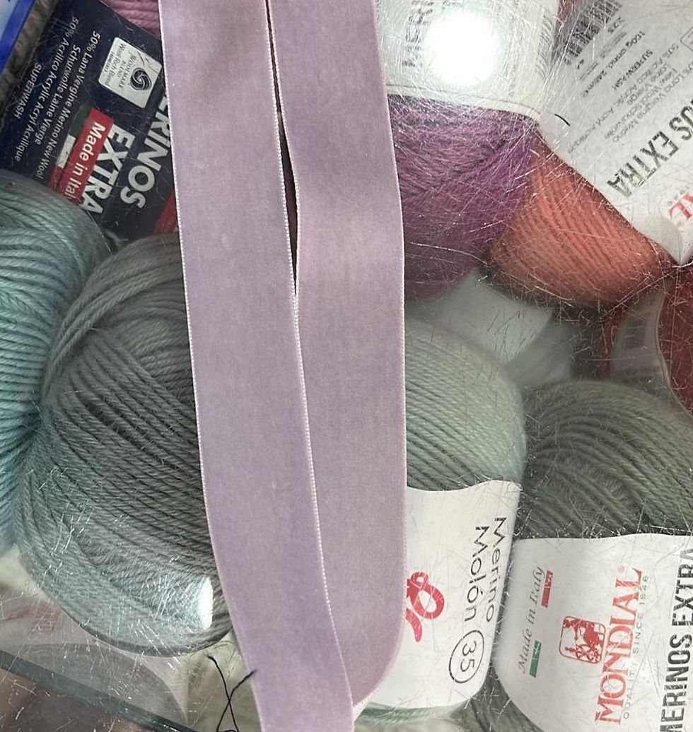 Miniatura: Cinta de terciopelo bordada en UN extremo TONOS VERDES Y ROSAS