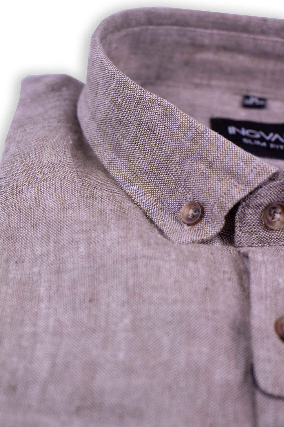 комір button down бежевої лляної сорочки Ingvar крупним планом