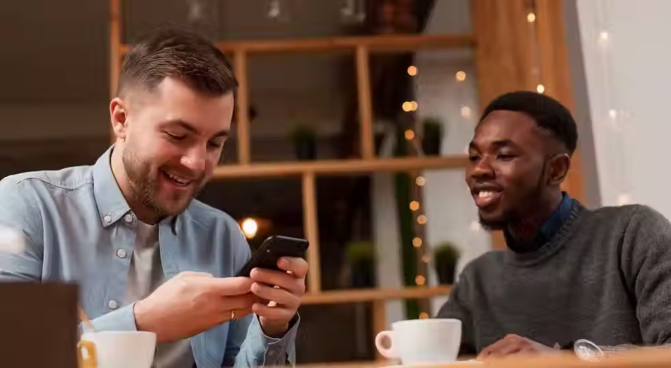 Foto af to smilende kolleger der griner sammen