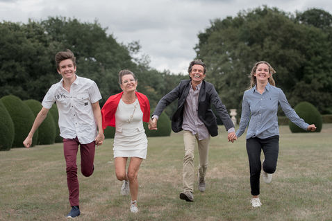 Photographe Famille Angers - Séance famille en Anjou - Gros plan sur les visages radieux d'une famille, reflétant la joie et l'amour partagés entre ses membres