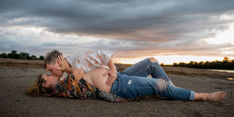 Photographe de grossesse et bébé à Angers : Séance photo bord de Loire.