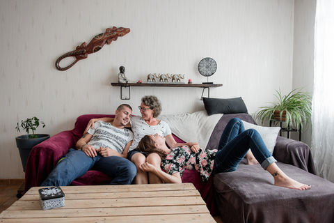 Photographe Famille Angers - Séance famille en Anjou - shooting famille lifestyle à domicile tranquille dans leur canapé e.