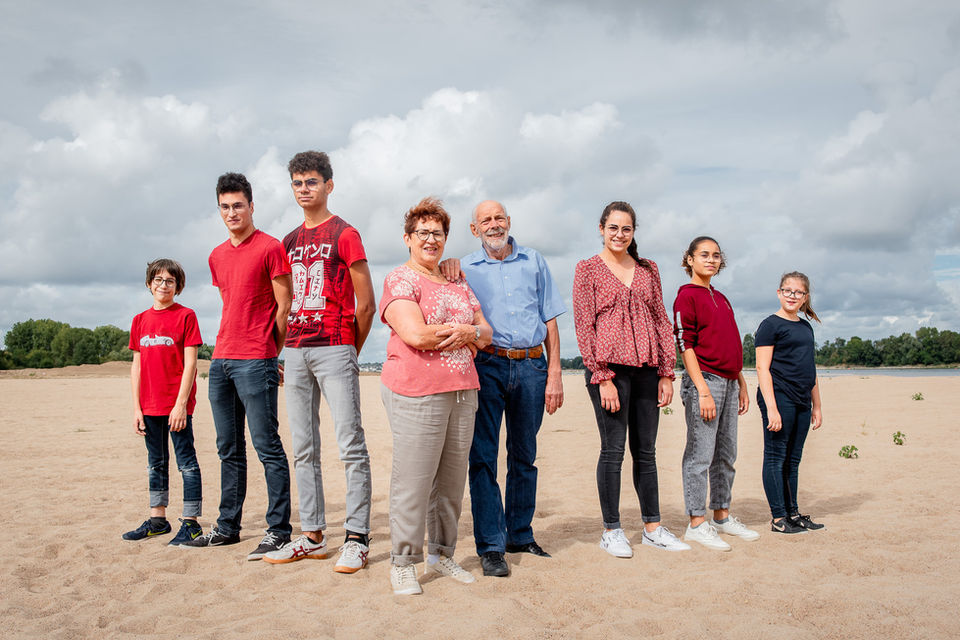 Liens familiaux à jamais gravés : Génération se tenant fièrement la main à Béhuard 49