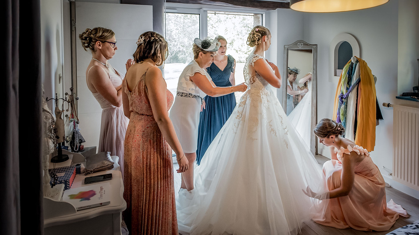 Moment de détente lors d'un cocktail de mariage en extérieur près d'Angers, les familles et amis se rencontrent autour d'un verre