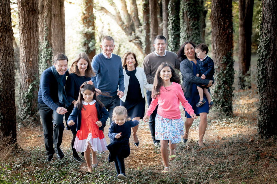 Harmonie familiale sous le soleil : Séance photo à l'étang saint Nicolas capturant l'amour et la connexion entre générations