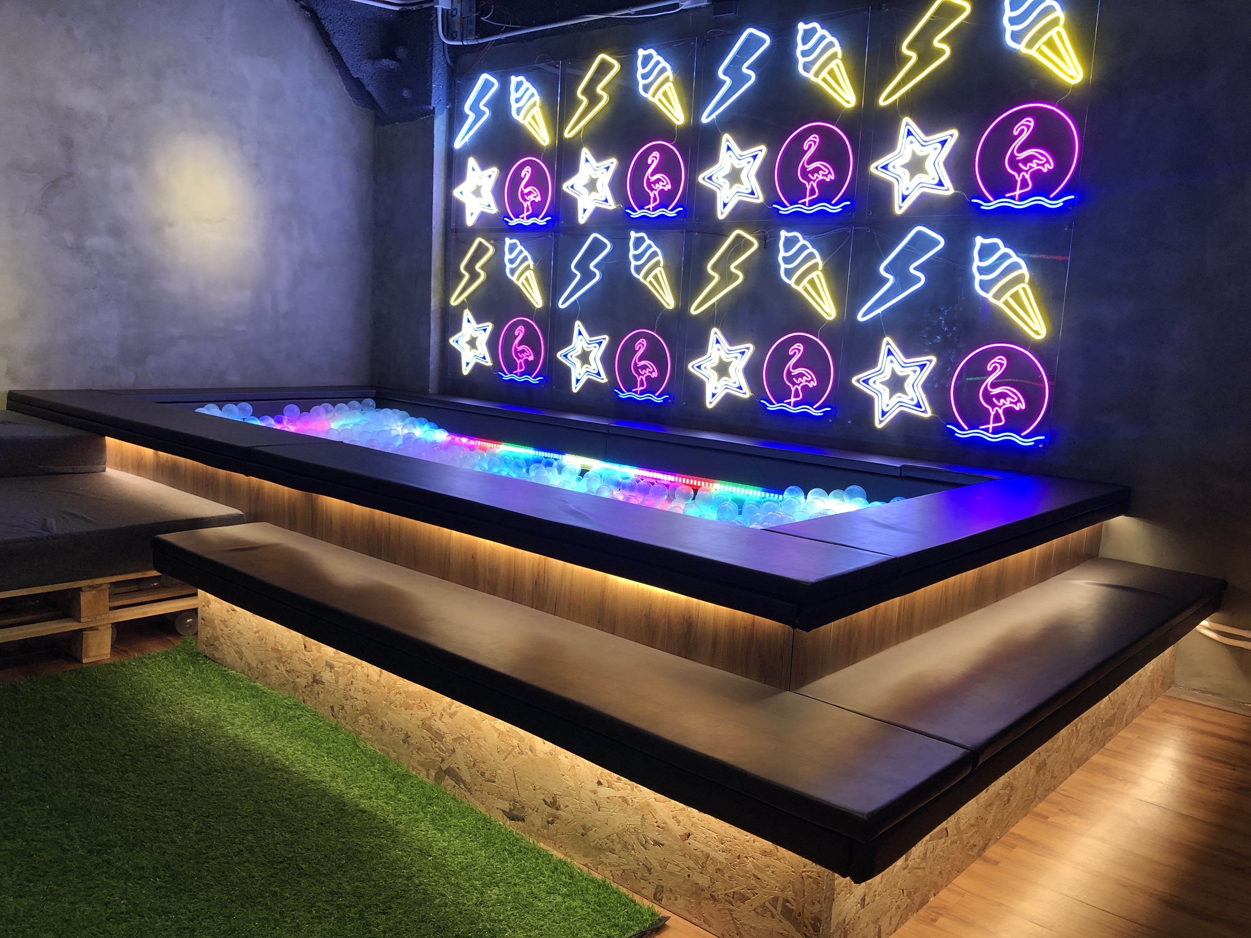 LED Ball Pit