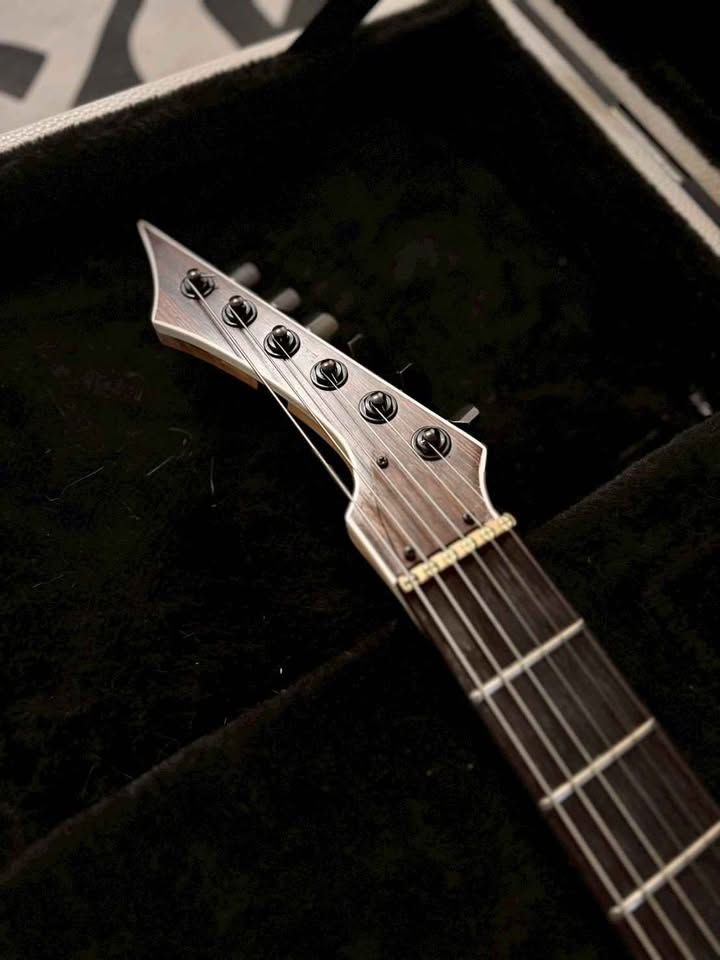 縮圖：Oгненная 俄羅斯手工琴 Hades 6 電吉他