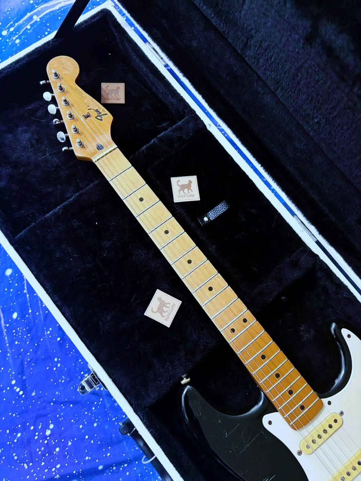 Thumbnail: Fender Standard Stratocaster 墨廠 電吉他