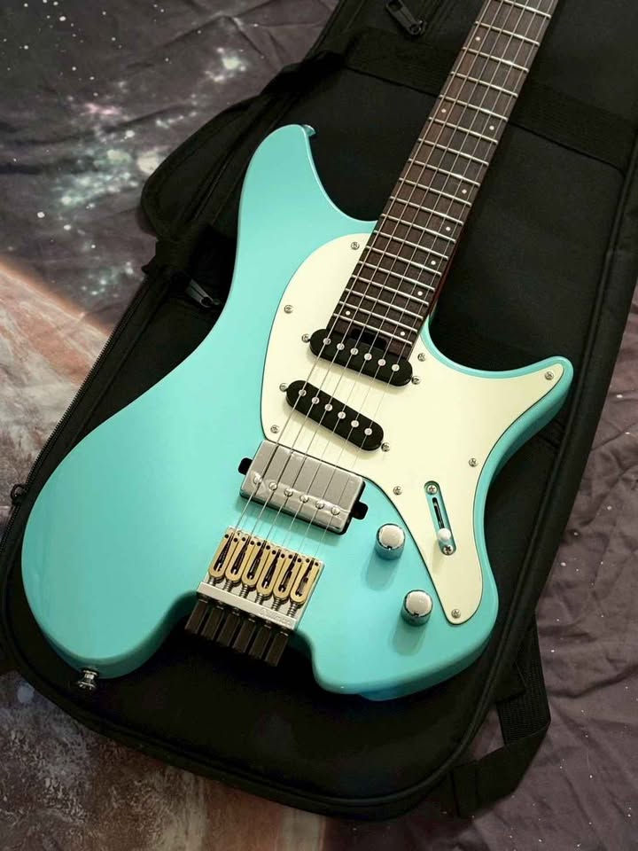 縮圖：Chillman 無頭 扇形 ERA-STD HSS 藍綠 超輕量 電吉他