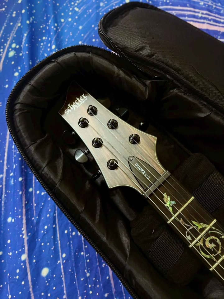 縮圖：Schecter C-1 Exotic Trem Ebony 電吉他