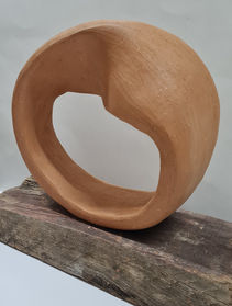 Esculturas da coleção Nas bandas da fita,  desenvolvidas por Lucília Abrahão