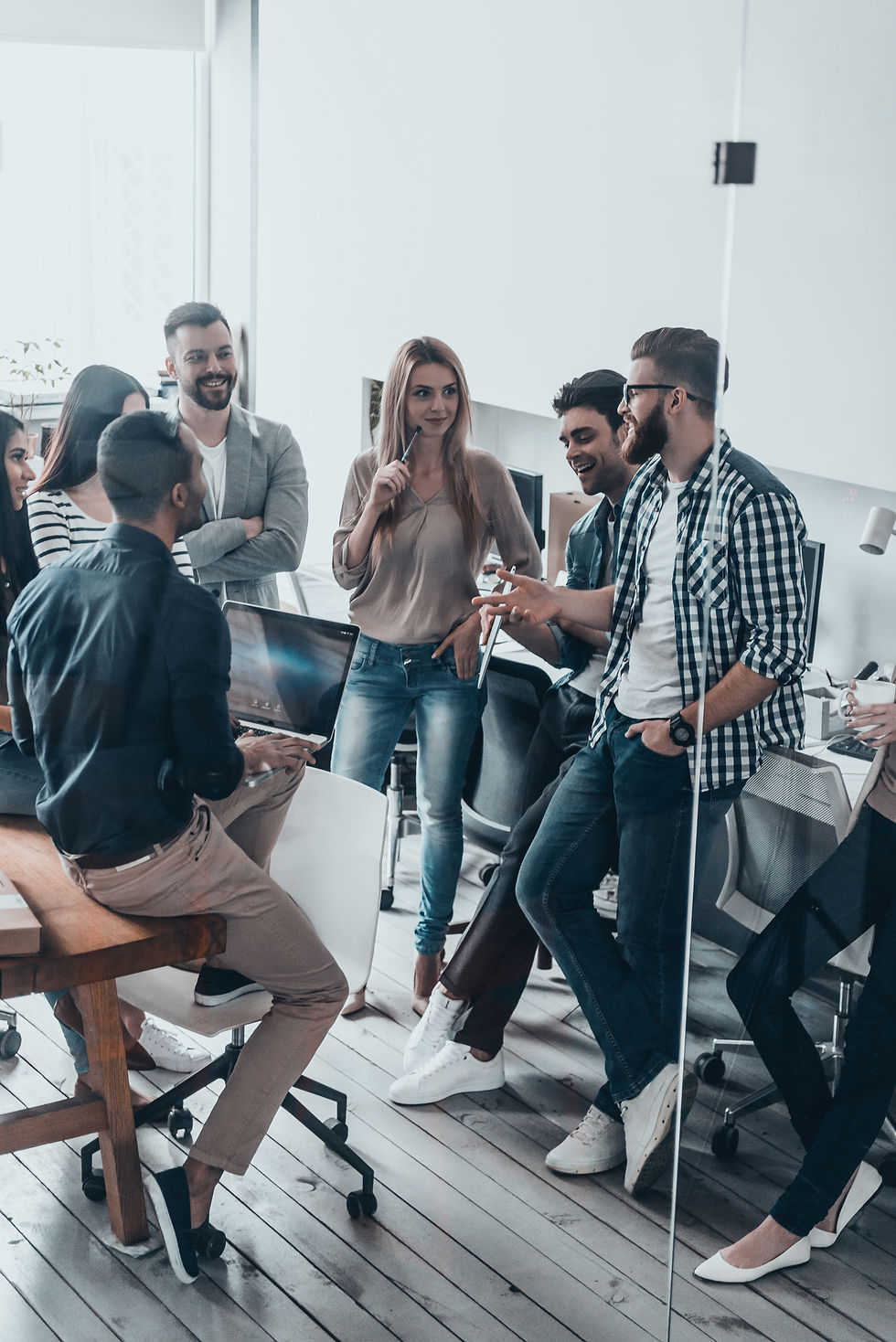 equipo-trabajando-juntos-reunion-del-equipo-empresarial-en-la-oficina.jpg