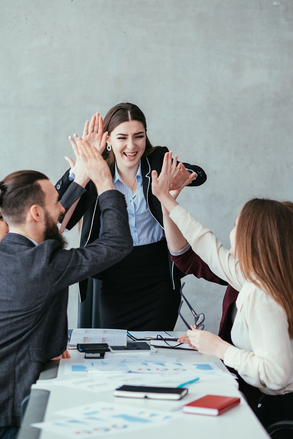 exito-financiero-empresarial-miembros-del-equipo-entusiasmados-dando-cinco-en-alto-celebra
