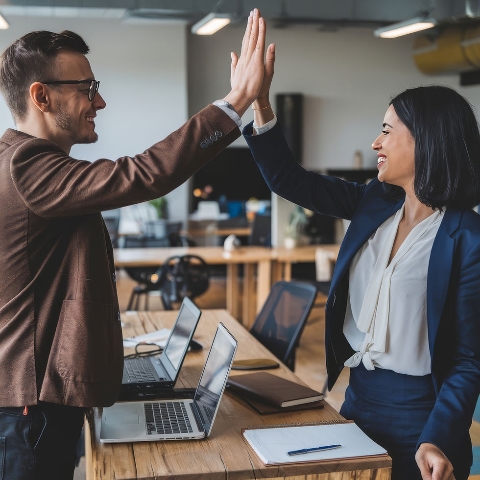 personas-de-negocios-exitosas-que-se-dan-un-high-five-mientras-trabajan-en-una-computadora