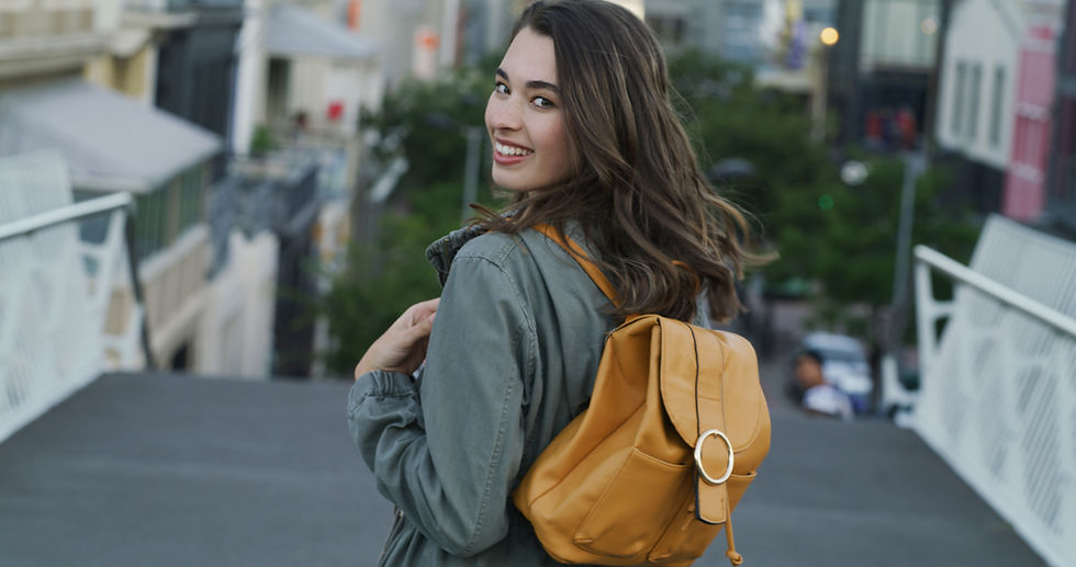 moda-estudiantil-y-mochila-con-mujer-en-la-ciudad-para-la-oportunidad-de-educacion-univers