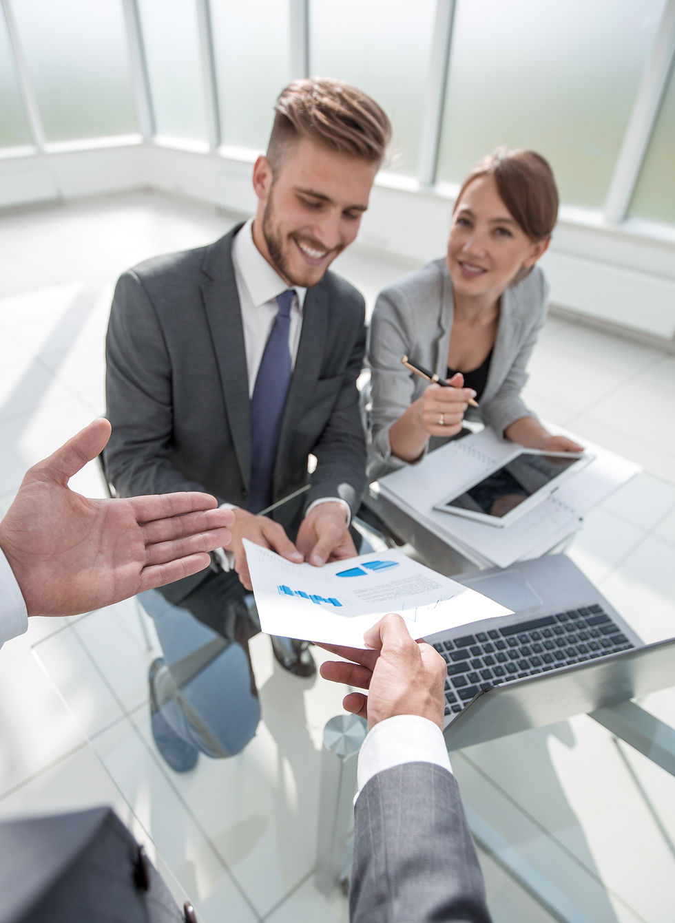 equipo-de-negocios-discutiendo-un-informe-financiero.jpg