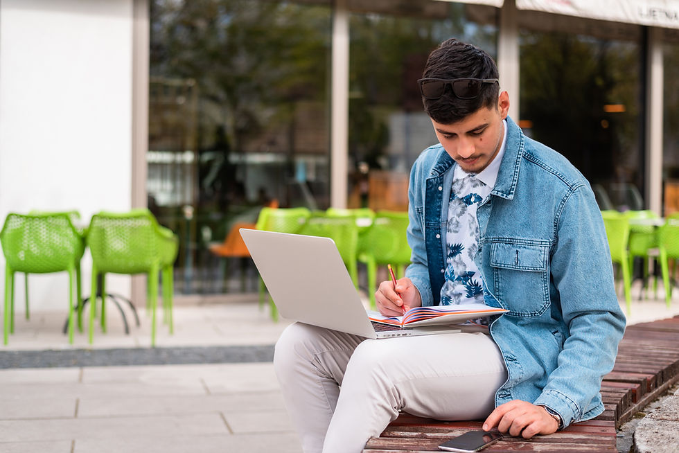 un-estudiante-universitario-o-un-joven-independiente-usando-una-computadora-portatil-en-un