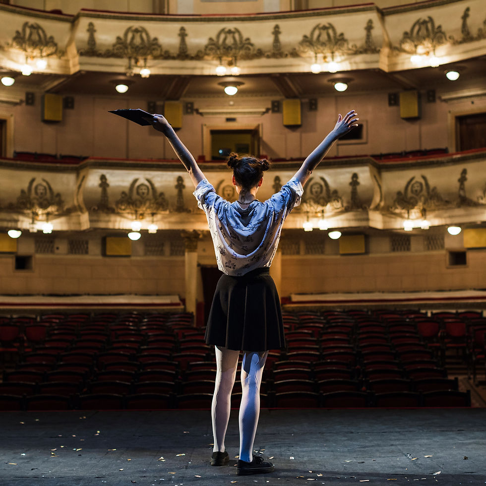 mimo-femenino-levantando-sus-brazos-en-el-auditorio.jpg