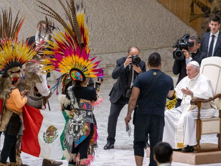 Papa Francisco saluda a mexicanos vestidos con indumentaria azteca