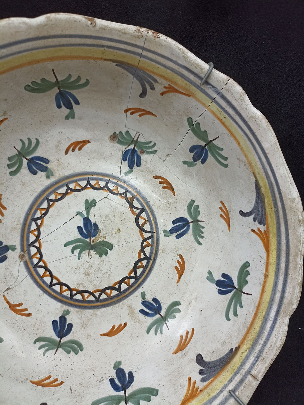 jatte en faience du 18ème siècle restaurée au 19ème siècle par des agrafes. 1