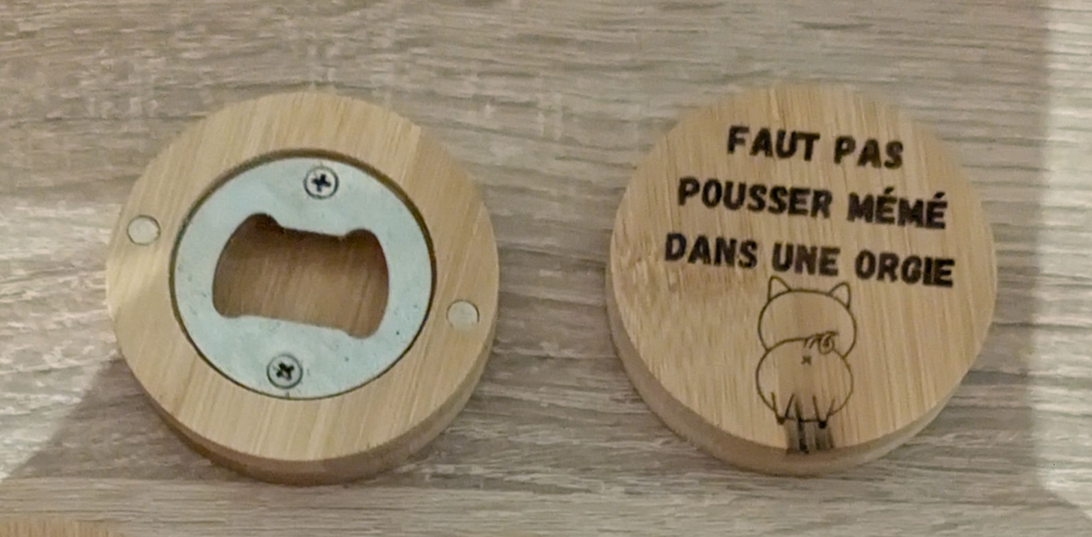 Décapsuleur de poche – “Faut pas pousser mémé… même dans une orgie !”