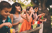 Niños que soplan burbujas