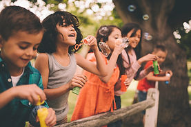 Niños que soplan burbujas