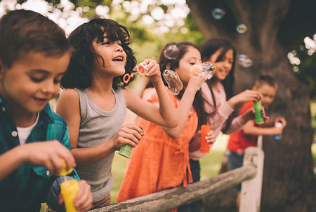 Niños que soplan burbujas