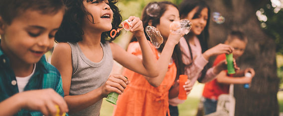 Niños que soplan burbujas