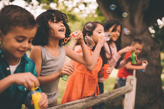 Niños que soplan burbujas