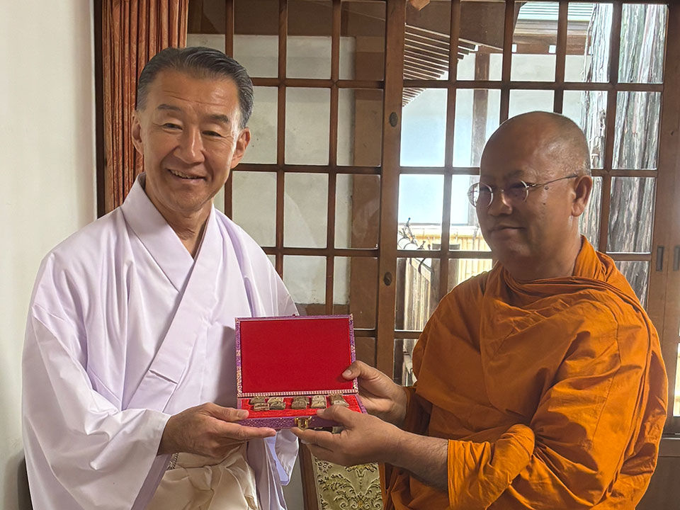 タイからの贈り物を靖国神社・大塚宮司に贈呈