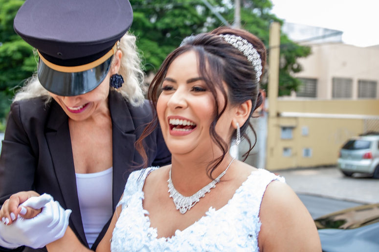 noiva realizando a saída do veículo após a chegada com o veículo do seu casamento junto com a assistente exclusiva
