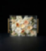 Charola de acrílico elaborada con resina epóxica y flores preservadas